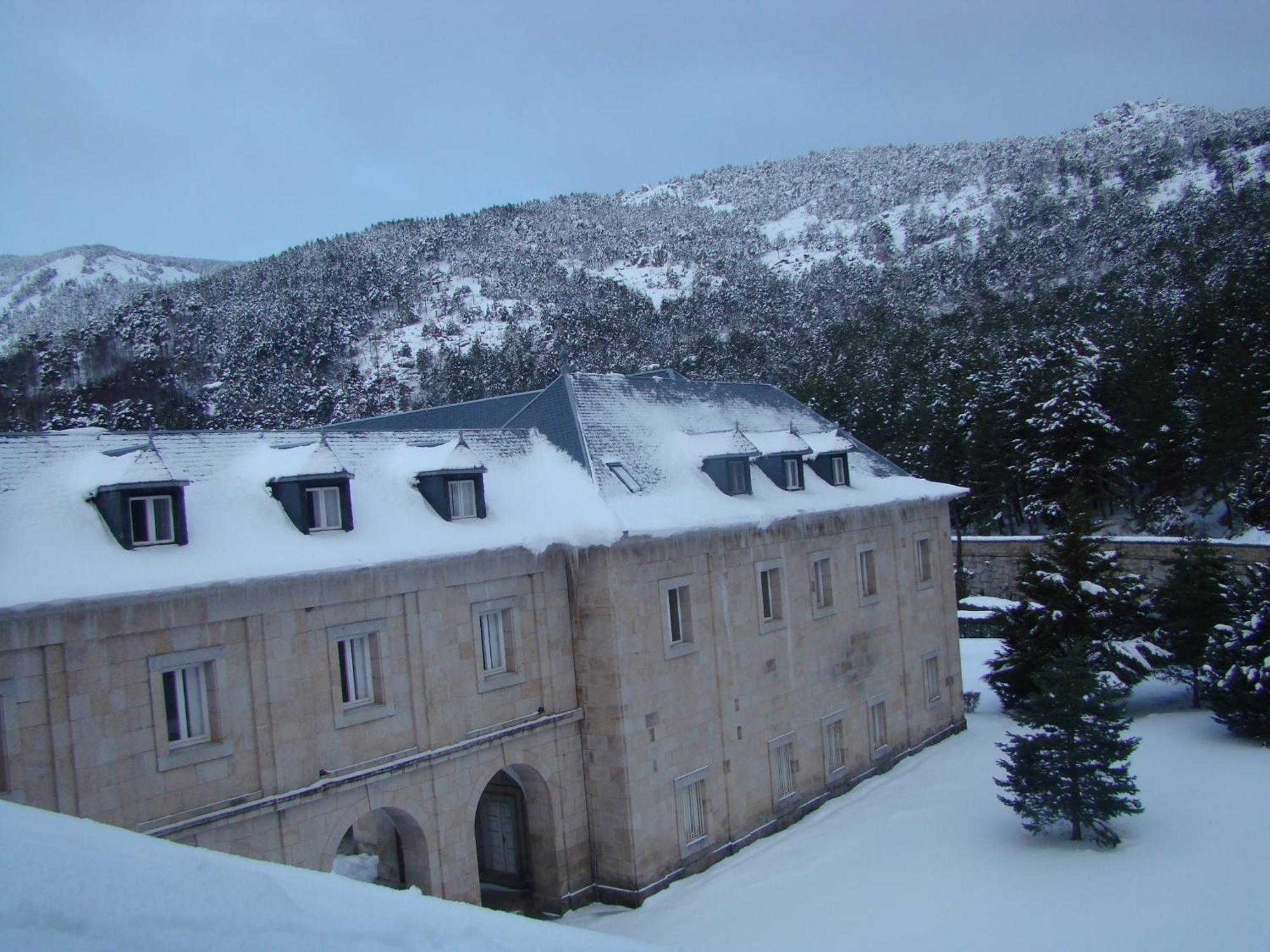 Hospederia Santa Cruz Hotel San Lorenzo de El Escorial Exterior foto