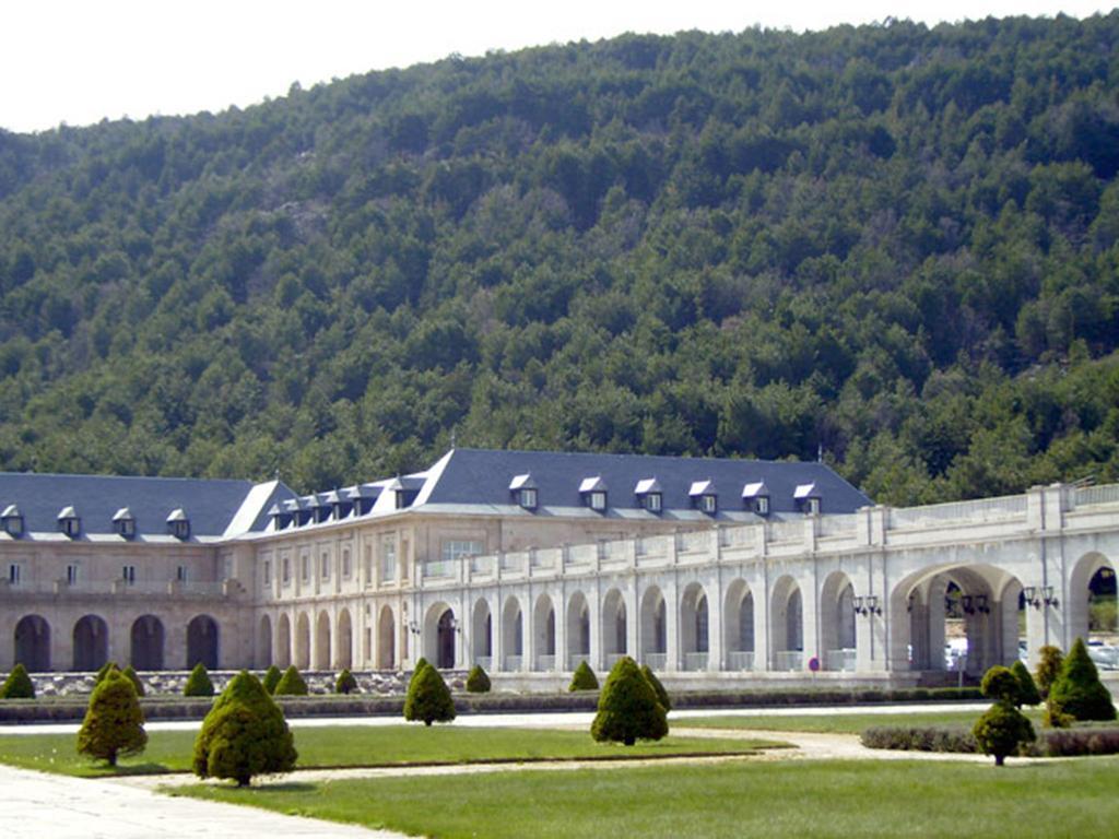 Hospederia Santa Cruz Hotel San Lorenzo de El Escorial Exterior foto